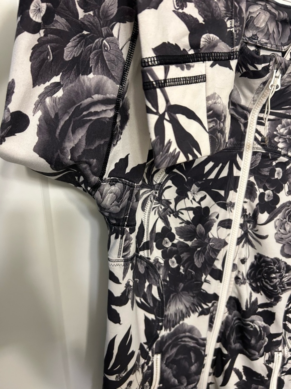 Lululemon Forme Jacket II Floral Brisk Bloom Black White Cuffins - Picture 9 of 12